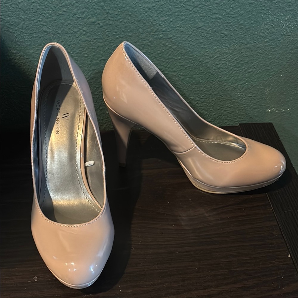 🔴 Worthington Cream Heels with Rounded Toe and Glossy Finish 🔴